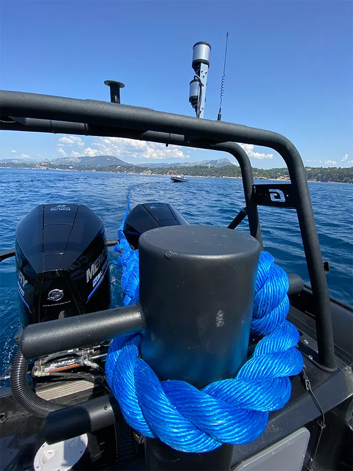 Bollard de remorquage et aussière flottante à bord du navire ADM83