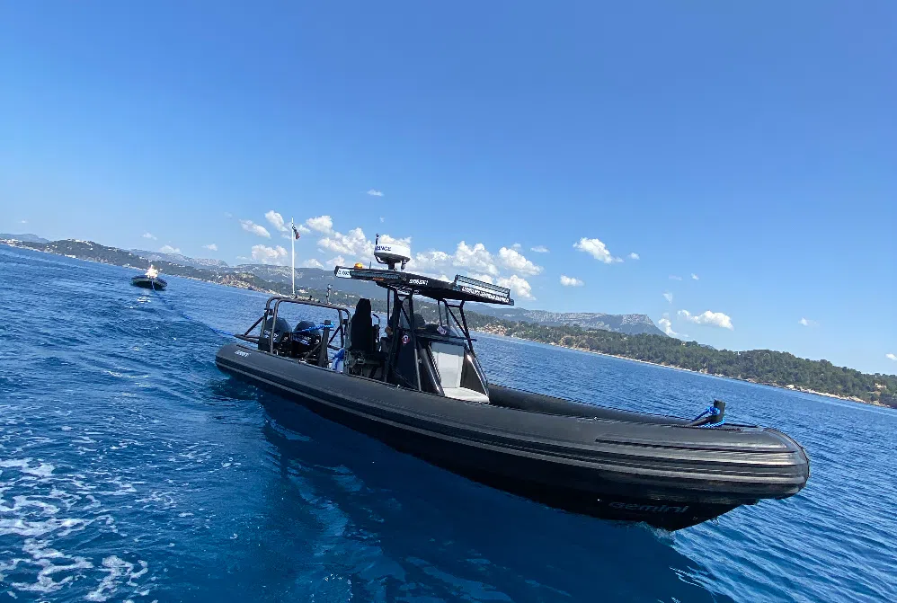 Semi-rigide Gemini d'ADM83 en intervention au large des côtes du Var