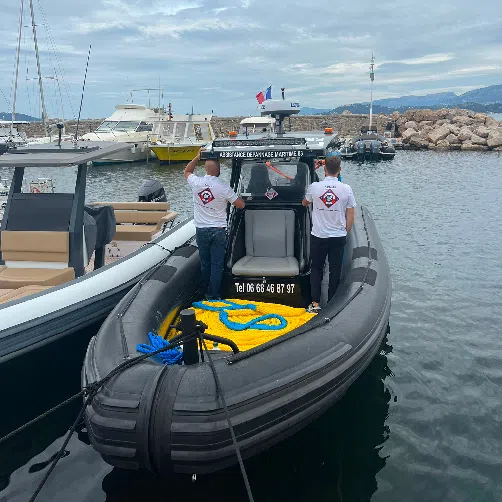 L'équipe ADM83 à bord de son navire d'assistance au port