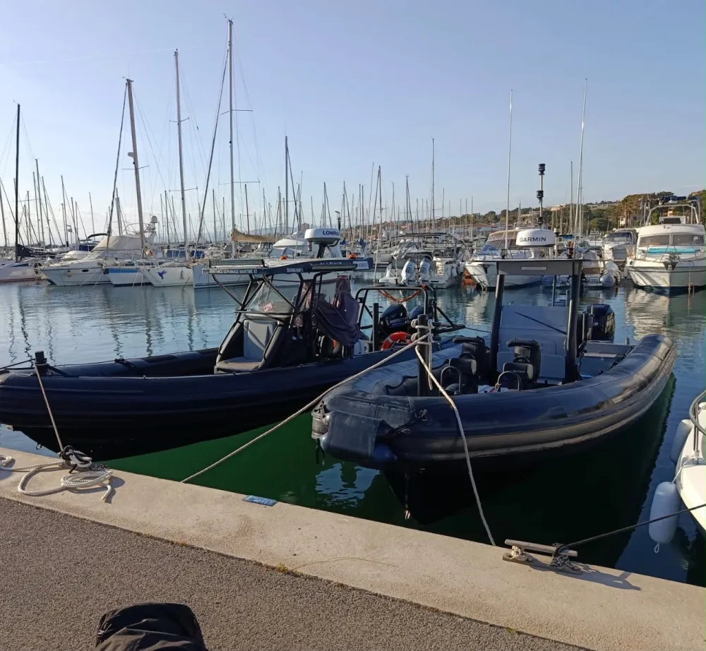 Les deux semi-rigides de 500 CV d'ADM83 à quai — bases de Toulon et de Fréjus