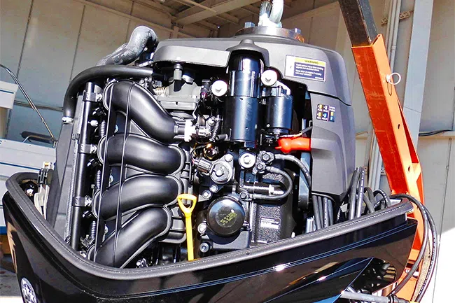Moteurs 250 chevaux du navire d'assistance ADM83