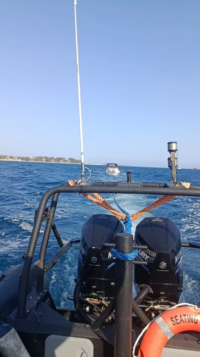 Remorquage d'un bateau de plaisance par le semi-rigide ADM83